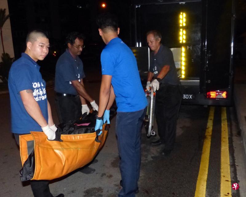 92岁老妇疑被烧死,仵作将她的遗体搬上黑车。 92岁老妇疑被烧死,仵作将她的遗体搬上黑车。