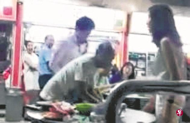 男子被指从后面推阿伯,导致他差点跌倒。(视频截图) 男子被指从后面推阿伯,导致他差点跌倒。(视频截图)