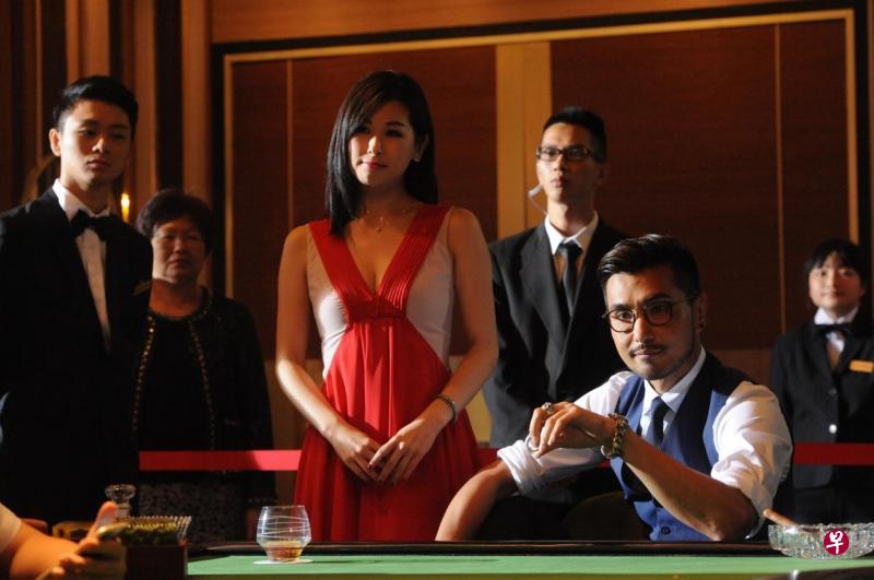 陈展鹏(右一)赌钱时,必定帅气地玩转戒指及筹码。(网络图) 陈展鹏(右一)赌钱时,必定帅气地玩转戒指及筹码。(网络图)