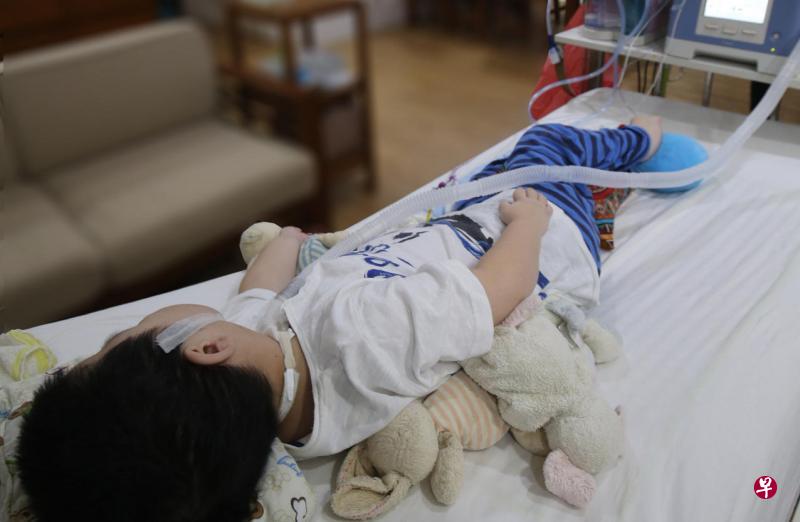 患脊椎肌肉萎缩症的男童必须长期卧床,案发时他和女佣独自在家,女佣为他抽痰时抽痰的吸头卡在他的喉咙里,导致他受伤流血。(档案照片) 患脊椎肌肉萎缩症的男童必须长期卧床,案发时他和女佣独自在家,女佣为他抽痰时抽痰的吸头卡在他的喉咙里,导致他受伤流血。(档案照片)