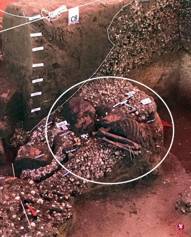 在槟城瓜革巴发现的这具相信是6000年前贵族女性的上半身骸骨已出土,但下半身却在考古文物馆工程动土时不慎被破坏。(星洲日报) 在槟城瓜革巴发现的这具相信是6000年前贵族女性的上半身骸骨已出土,但下半身却在考古文物馆工程动土时不慎被破坏。(星洲日报)