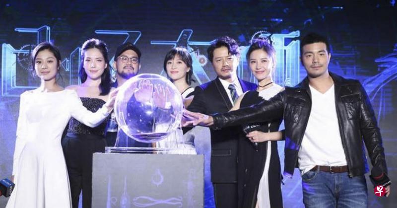 王真儿(左起)、许玮甯、导演陈正道、徐静蕾、段奕宏、杨子姗及梁杰理亮相《记忆大师》北京首映发布会。 王真儿(左起)、许玮甯、导演陈正道、徐静蕾、段奕宏、杨子姗及梁杰理亮相《记忆大师》北京首映发布会。