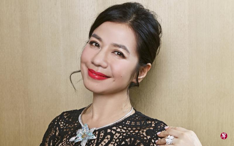 钟楚红:“现在每个女星都是女神。但我不是女神,也从来没有把这个封号放在自己身上,所以我一点包袱都没有。”(Chaumet提供) 钟楚红:“现在每个女星都是女神。但我不是女神,也从来没有把这个封号放在自己身上,所以我一点包袱都没有。”(Chaumet提供)
