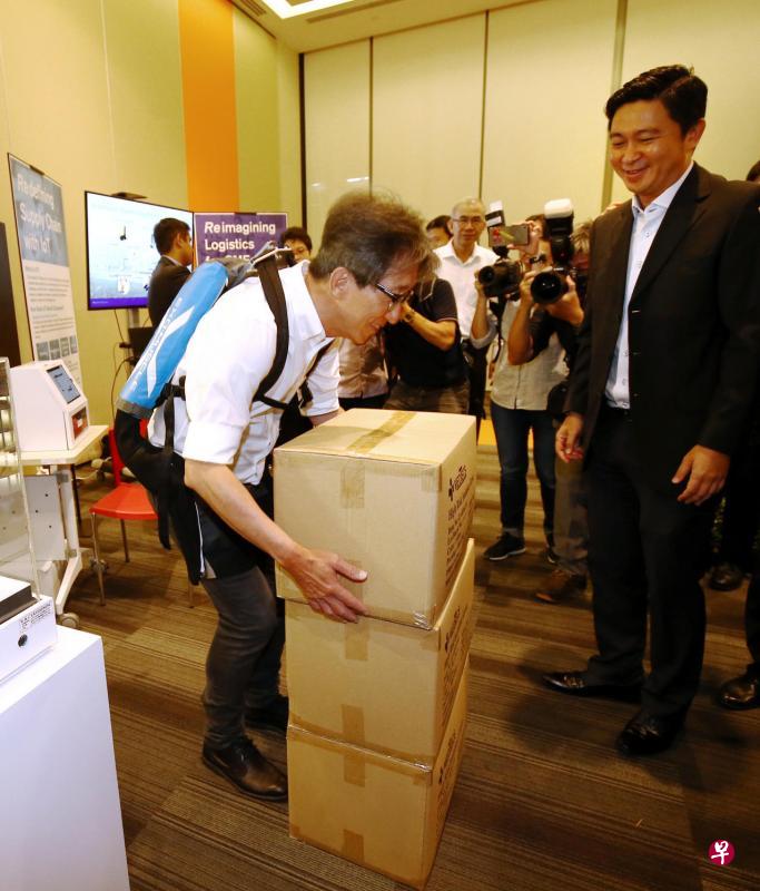 人力部长林瑞生在e2i蒂凡那学院为技能创前程职业顾问计划主持推介式,并在参观制造业商用科技展览及职业展时,穿上能辅助工人拿起货物的外骨骼机械套装,尝试搬运货物。 人力部长林瑞生在e2i蒂凡那学院为技能创前程职业顾问计划主持推介式,并在参观制造业商用科技展览及职业展时,穿上能辅助工人拿起货物的外骨骼机械套装,尝试搬运货物。