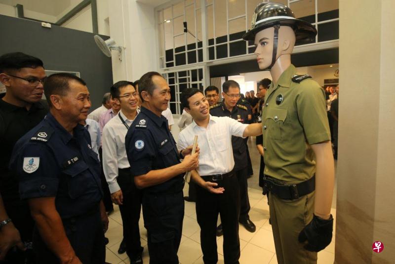 民防部队今天下午在位于惹兰峇哈的民防学院,为民防部队国民服役展览馆(SCDF NS Gallery)举行开幕。开幕由内政部兼国家发展部高级政务部长李智陞担任主宾。 民防部队今天下午在位于惹兰峇哈的民防学院,为民防部队国民服役展览馆(SCDF NS Gallery)举行开幕。开幕由内政部兼国家发展部高级政务部长李智陞担任主宾。