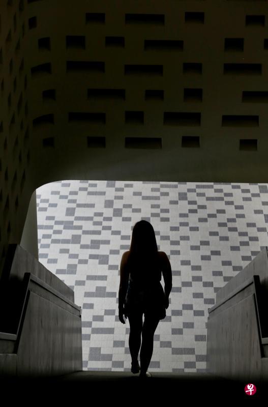 晶晶形容自己当时完全活在恐惧中,生活跌入谷底。 晶晶形容自己当时完全活在恐惧中,生活跌入谷底。