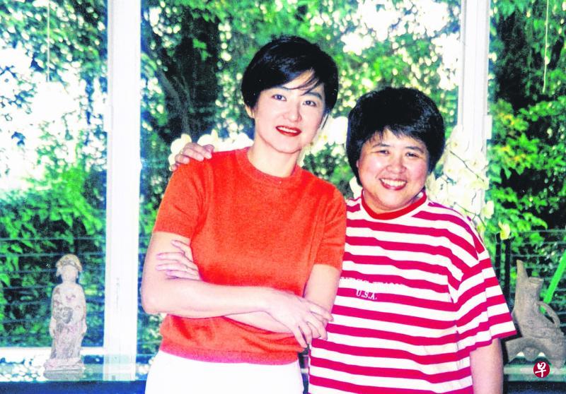 林青霞(左)和日本作家铁屋彰子。 林青霞(左)和日本作家铁屋彰子。