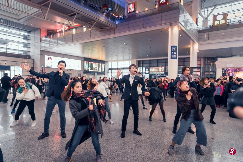 力量之声(Vocal Force)组合成员们今年春节在上海虹桥火车站做快闪活动,唱《当你老了》送乘客回家过年。(DP红砖文化陈胤摄) 力量之声(Vocal Force)组合成员们今年春节在上海虹桥火车站做快闪活动,唱《当你老了》送乘客回家过年。(DP红砖文化陈胤摄)