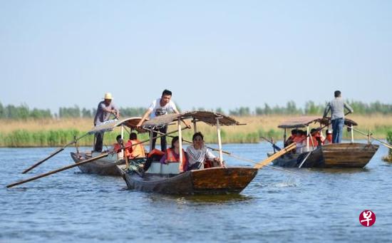 4月29日,游客在雄安新区安新县白洋淀景区乘船游览。新华社 图 4月29日,游客在雄安新区安新县白洋淀景区乘船游览。新华社 图