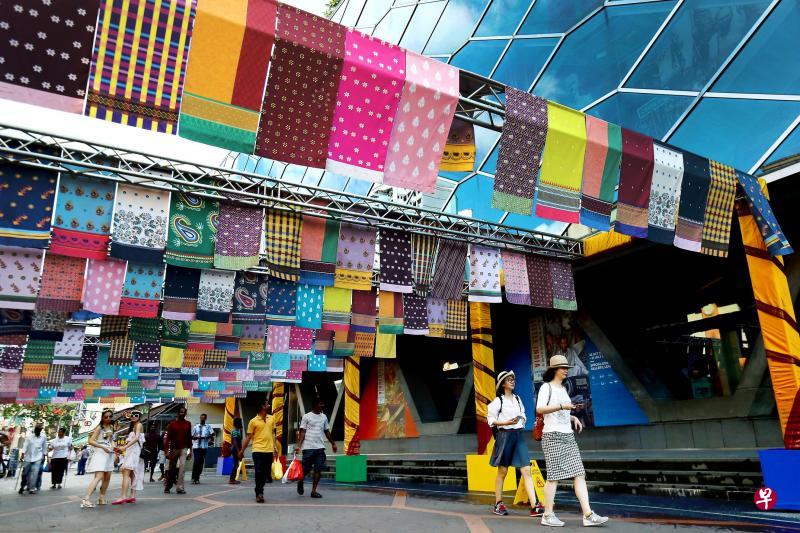 五彩缤纷的纱丽挂在印度文化馆前,彰显独特的印度文化。(陈斌勤摄) 五彩缤纷的纱丽挂在印度文化馆前,彰显独特的印度文化。(陈斌勤摄)