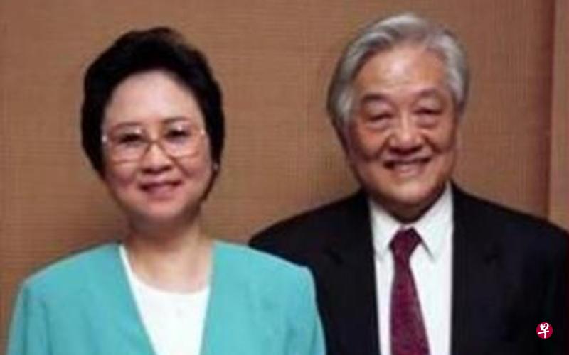 琼瑶宣称悔听侯文咏的话,为平鑫涛插鼻胃管。(网络图) 琼瑶宣称悔听侯文咏的话,为平鑫涛插鼻胃管。(网络图)