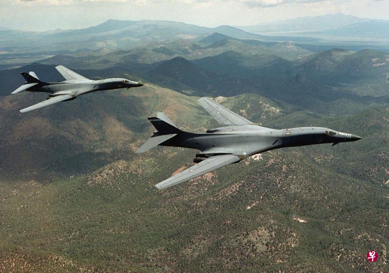 B-1B枪骑兵轰炸机是美国空军战略威慑主力之一，前天有两架这样的超音速战机飞越韩国演练“投下核弹”。（路透社）