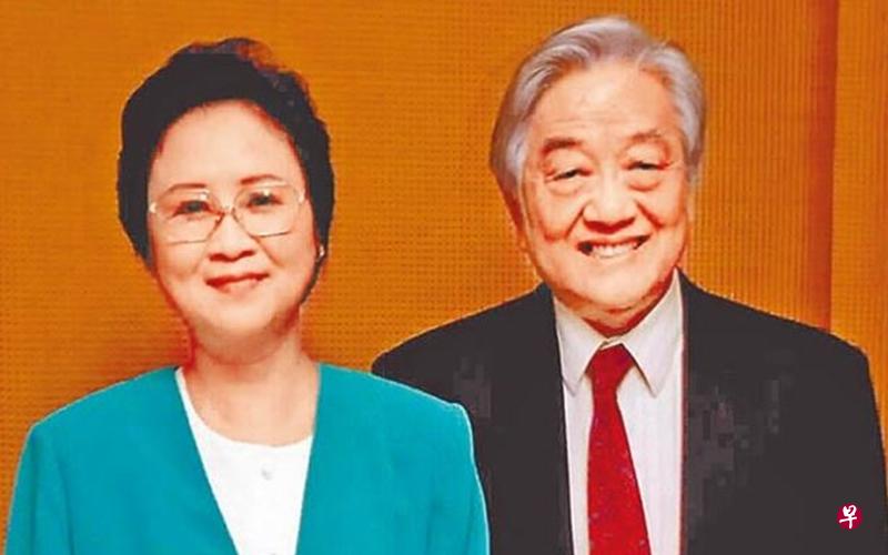 琼瑶护失智夫平鑫涛,宁愿“碎尸万段”,更宣布不再写书。(互联网) 琼瑶护失智夫平鑫涛,宁愿“碎尸万段”,更宣布不再写书。(互联网)