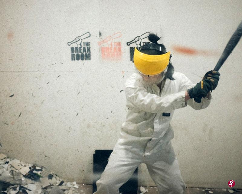 本地开设了首间 “发泄屋”,任人砸烂物品发泄情绪。(图/取自网络) 本地开设了首间 “发泄屋”,任人砸烂物品发泄情绪。(图/取自网络)