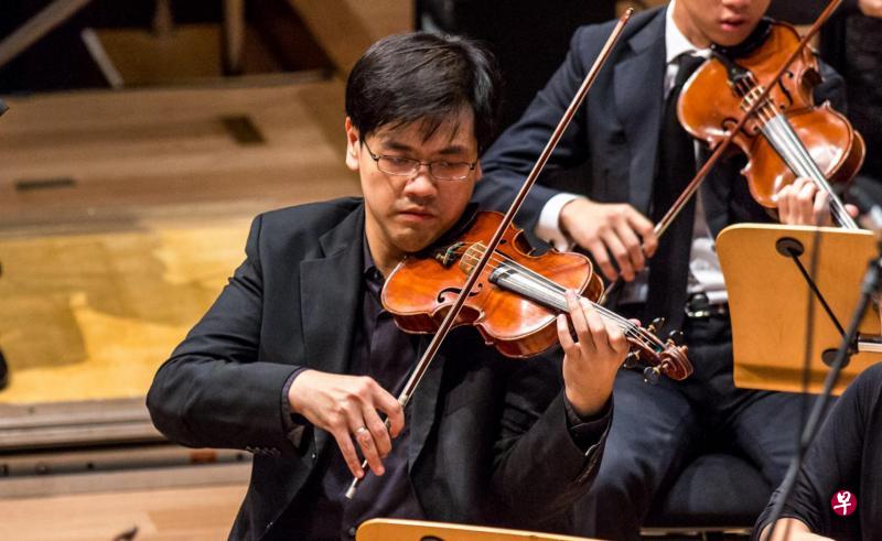 曾勇涵不用肩托,但使用腮托,他喜欢让琴身多点移动空间。(新加坡交响乐团提供) 曾勇涵不用肩托,但使用腮托,他喜欢让琴身多点移动空间。(新加坡交响乐团提供)