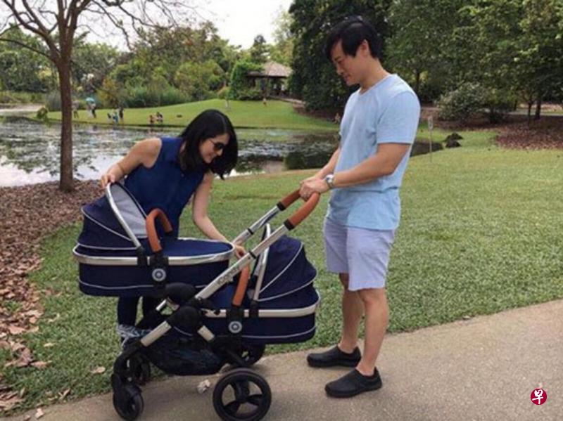 杨采妮与老公邱韶智前天首次带双胞胎游公园。(社交媒体照) 杨采妮与老公邱韶智前天首次带双胞胎游公园。(社交媒体照)