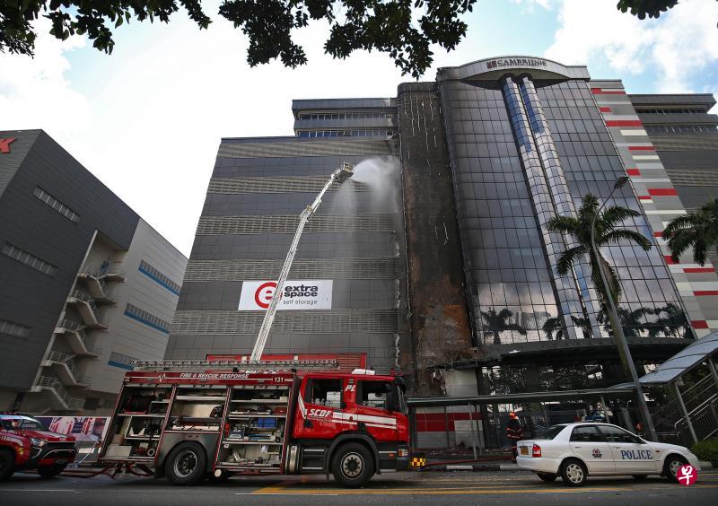 火势迅速从二楼蔓延,部分大厦外墙烧得面目全非,玻璃窗户和外墙碎片散落一地。左小图显示ODC区中心大厦昨天火势凶猛,数公里外仍可见滚滚浓烟。(叶振忠摄/读者提供) 火势迅速从二楼蔓延,部分大厦外墙烧得面目全非,玻璃窗户和外墙碎片散落一地。左小图显示ODC区中心大厦昨天火势凶猛,数公里外仍可见滚滚浓烟。(叶振忠摄/读者提供)