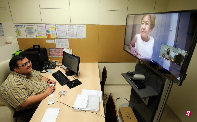 心理卫生学院社区精神科专科顾问医生吴麟杰(左)在诊所内就可进行视讯复诊。在四美关怀中心高级居家执行人员陈月妙(右)的协调下,吴麟杰一个下午能够为19到25人进行复诊。(邬福梁摄) 心理卫生学院社区精神科专科顾问医生吴麟杰(左)在诊所内就可进行视讯复诊。在四美关怀中心高级居家执行人员陈月妙(右)的协调下,吴麟杰一个下午能够为19到25人进行复诊。(邬福梁摄)