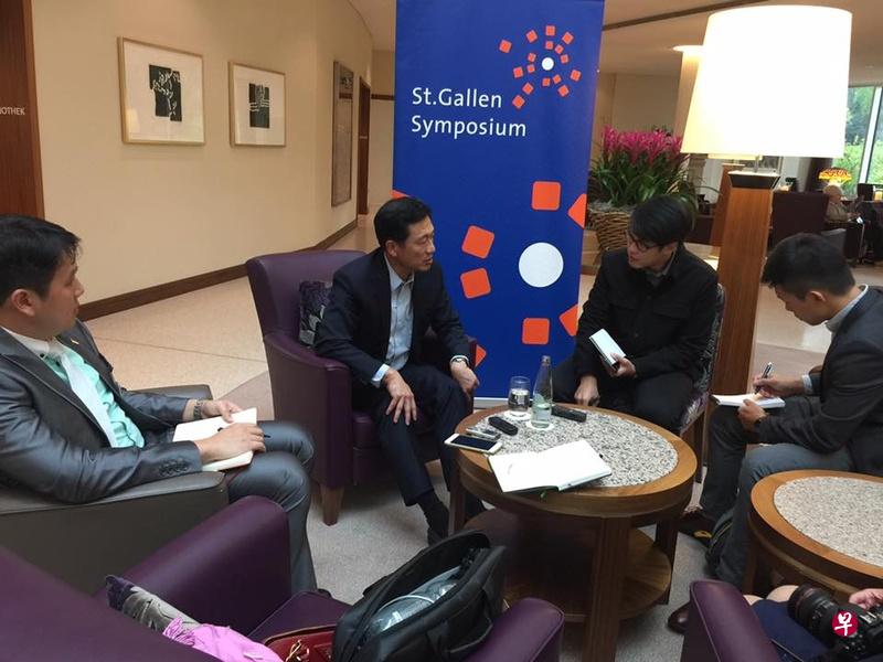 教育部长(高等教育及技能)王乙康(右三)在瑞士接受本地媒体访问。(取自王乙康面簿) 教育部长(高等教育及技能)王乙康(右三)在瑞士接受本地媒体访问。(取自王乙康面簿)