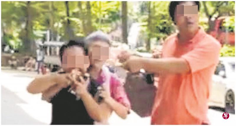 女摊主阻止女郎离开,女郎张嘴要咬女摊主。(受访者提供) 女摊主阻止女郎离开,女郎张嘴要咬女摊主。(受访者提供)