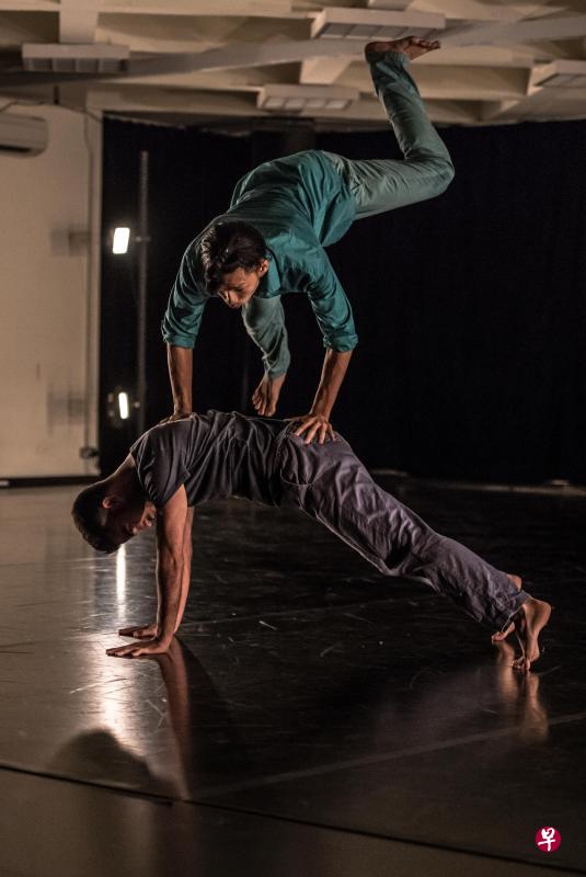 新典“Sides 2017”用“新语言”编创现代舞。(Stephen Wright摄) 新典“Sides 2017”用“新语言”编创现代舞。(Stephen Wright摄)