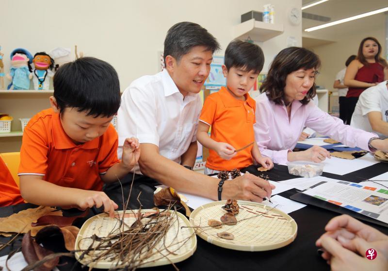 教育部长(学校)黄志明(左二)昨天走访榜鹅埃奇菲尔坪第119座多层停车场五楼的职总幼乐园分校,与孩子们一同用树枝、树叶等天然材料和画笔拼贴出身体部位,展现了艺术教育的多元化和可能性。(谢智扬摄) 教育部长(学校)黄志明(左二)昨天走访榜鹅埃奇菲尔坪第119座多层停车场五楼的职总幼乐园分校,与孩子们一同用树枝、树叶等天然材料和画笔拼贴出身体部位,展现了艺术教育的多元化和可能性。(谢智扬摄)