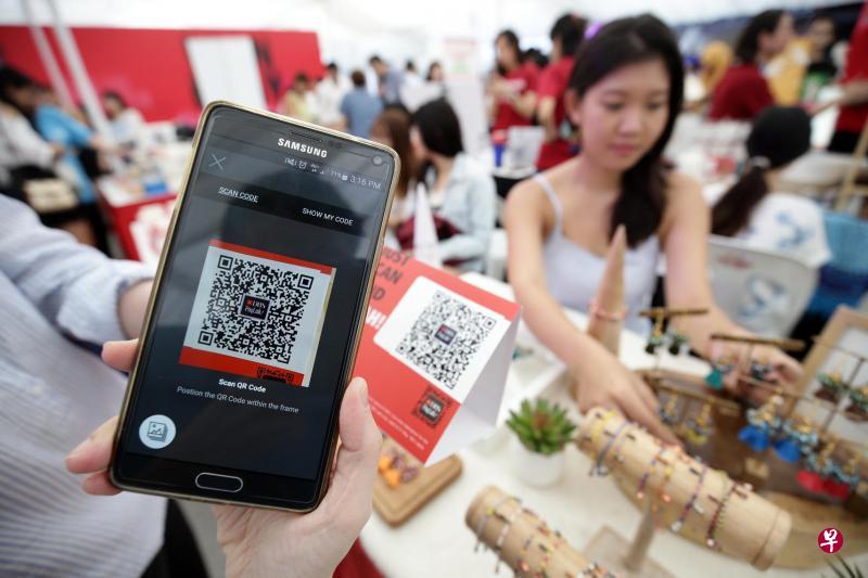 消费者扫描商家的二维码即可付费。售卖手工饰品的摊主李安尼说,使用二维码交易更方便且无需人工记账。(陈渊庄摄) 消费者扫描商家的二维码即可付费。售卖手工饰品的摊主李安尼说,使用二维码交易更方便且无需人工记账。(陈渊庄摄)
