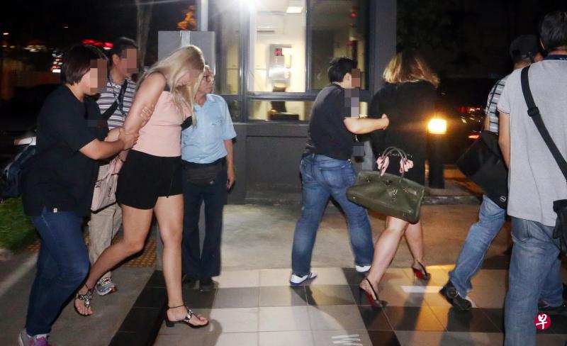 两名金发外国女子因涉嫌卖淫被警方逮捕。当时,两人手上还拿着名牌手提包。(新明日报) 两名金发外国女子因涉嫌卖淫被警方逮捕。当时,两人手上还拿着名牌手提包。(新明日报)