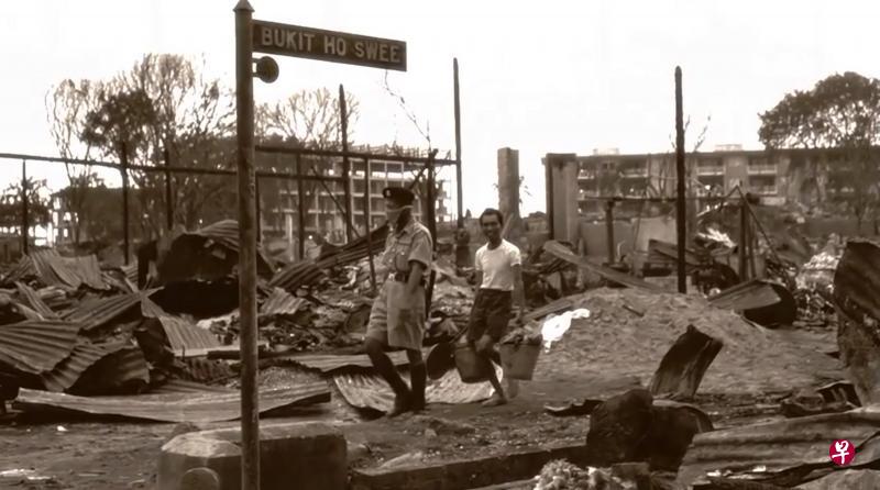 河水山大火之后,踏出屋门就能看见屋前一大片灾区。 河水山大火之后,踏出屋门就能看见屋前一大片灾区。