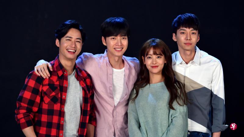 除了朴海镇(左二),电影版《奶酪陷阱》阵容全换新。左一起为吴钟赫、女主角吴涟序、金贤镇。 除了朴海镇(左二),电影版《奶酪陷阱》阵容全换新。左一起为吴钟赫、女主角吴涟序、金贤镇。