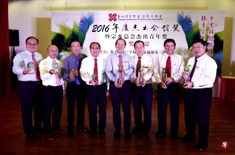 ▲2016年度“杰出会馆奖”领奖代表(右起):福建会馆副会长蔡成宗、海南陈氏公会会长陈嘉兆、潮州八邑会馆会长蔡纪典和龙溪会馆第一副主席高允裕,高允裕也是优秀会馆奖得主漳州总会主席。优秀会馆奖领奖代表(左起):南安会馆会长陈奕福、揭阳会馆会长洪静源、萧氏总会会长萧怀德和李氏总会会长李友福。(陈渊庄摄) ▲2016年度“杰出会馆奖”领奖代表(右起):福建会馆副会长蔡成宗、海南陈氏公会会长陈嘉兆、潮州八邑会馆会长蔡纪典和龙溪会馆第一副主席高允裕,高允裕也是优秀会馆奖得主漳州总会主席。优秀会馆奖领奖代表(左起):南安会馆会长陈奕福、揭阳会馆会长洪静源、萧氏总会会长萧怀德和李氏总会会长李友福。(陈渊庄摄)