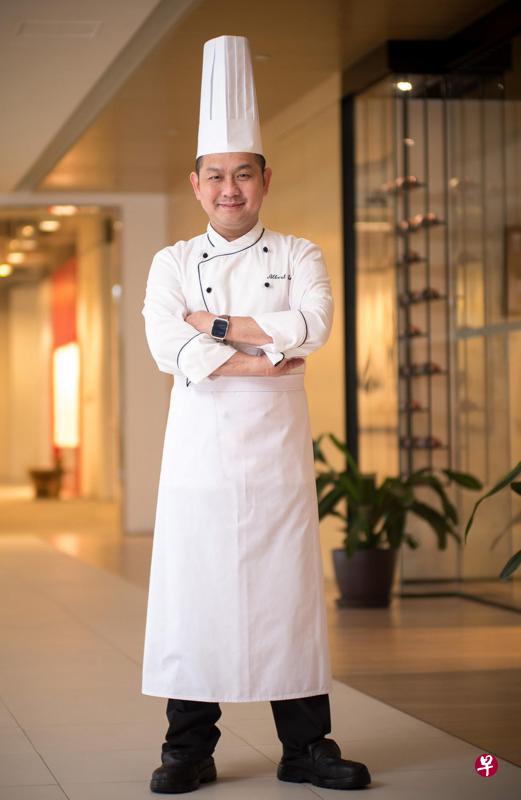 欧国强掌厨近30年,进入餐饮业让他认识了世界各地不同的人,并用自己的手艺传承中国饮食文化。 欧国强掌厨近30年,进入餐饮业让他认识了世界各地不同的人,并用自己的手艺传承中国饮食文化。