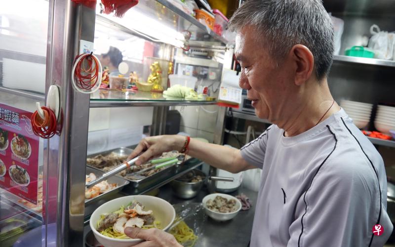 69岁的陈重秀11岁开始卖虾面汤,58年如一日。 69岁的陈重秀11岁开始卖虾面汤,58年如一日。