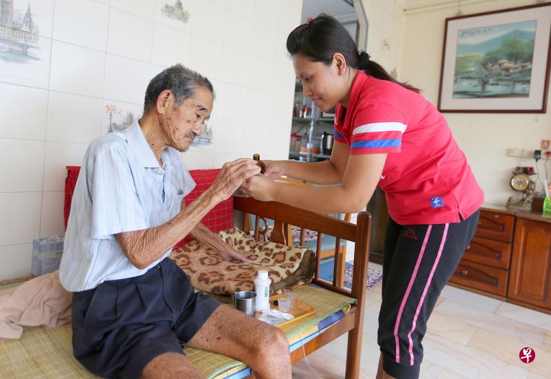 雇主下来得为女佣购买更高额的个人意外保险,最低受保额将从目前的4万元提高至6万元。(档案照) 雇主下来得为女佣购买更高额的个人意外保险,最低受保额将从目前的4万元提高至6万元。(档案照)