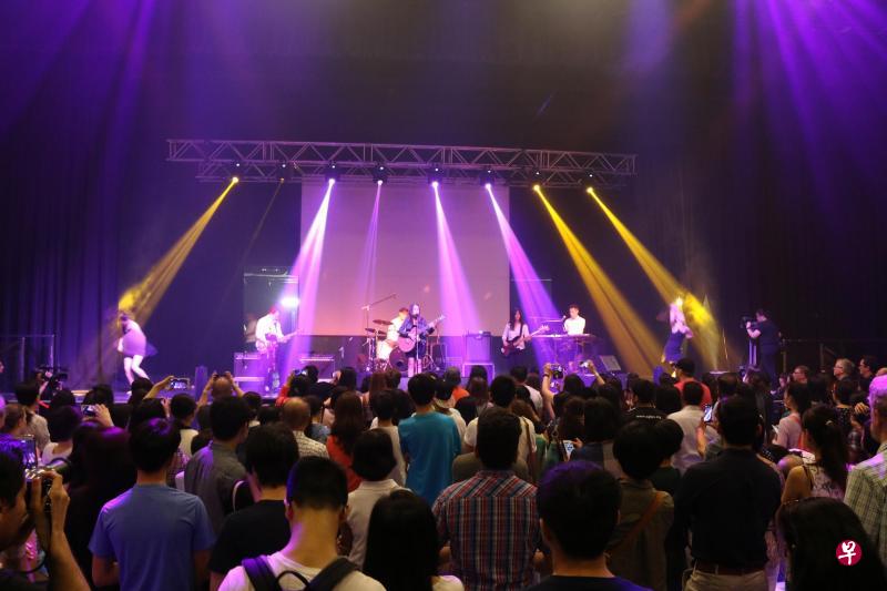 “团结新加坡”计划主办的“SINGapore-Singing with the Stars 2017”音乐会吸引400多名公众出席。