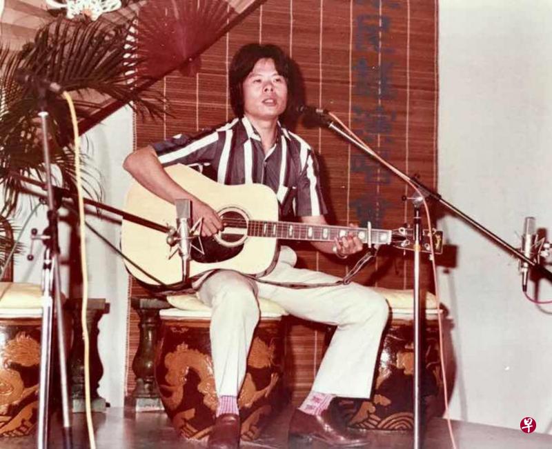 吴楚楚在“四月风”诗乐民谣演唱会,1981年。 吴楚楚在“四月风”诗乐民谣演唱会,1981年。