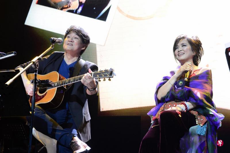 周华健(左)与齐豫在演出中碰撞出火花,感觉像一对姐弟在欢唱,自然温馨。(吴丽香纪念基金提供) 周华健(左)与齐豫在演出中碰撞出火花,感觉像一对姐弟在欢唱,自然温馨。(吴丽香纪念基金提供)