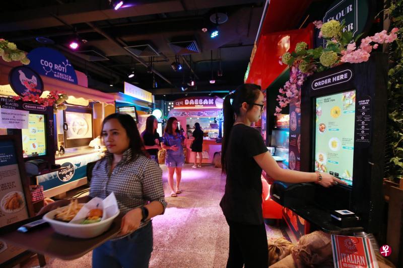 在位于威士马广场 (Wisma Atria)的Picnic餐馆,顾客使用电子点餐服务下单。(唐家鸿摄) 在位于威士马广场 (Wisma Atria)的Picnic餐馆,顾客使用电子点餐服务下单。(唐家鸿摄)