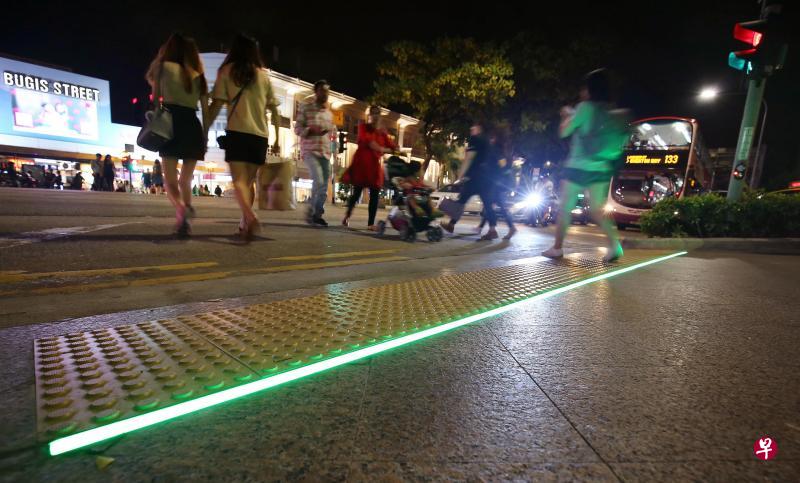 陆交局在两个繁忙行人过道展开“地面荧光灯”测试,其中一处是白沙浮商业城外的维多利亚街上。(萧紫薇摄) 陆交局在两个繁忙行人过道展开“地面荧光灯”测试,其中一处是白沙浮商业城外的维多利亚街上。(萧紫薇摄)