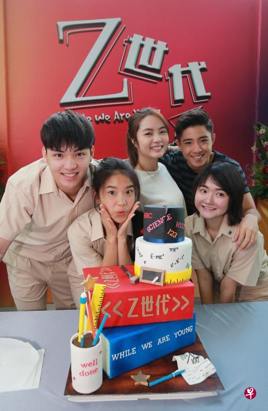 几个星二代及年轻演员郑凯介(左起)、唐舒恩、黄暄婷、宗子杰及许纾宁,一起主演本地最新青春剧。 几个星二代及年轻演员郑凯介(左起)、唐舒恩、黄暄婷、宗子杰及许纾宁,一起主演本地最新青春剧。