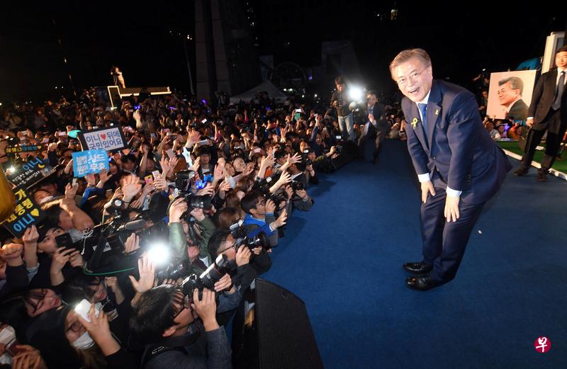 文在寅在光化门广场发表演讲,向选民鞠躬致谢。(路透社) 文在寅在光化门广场发表演讲,向选民鞠躬致谢。(路透社)
