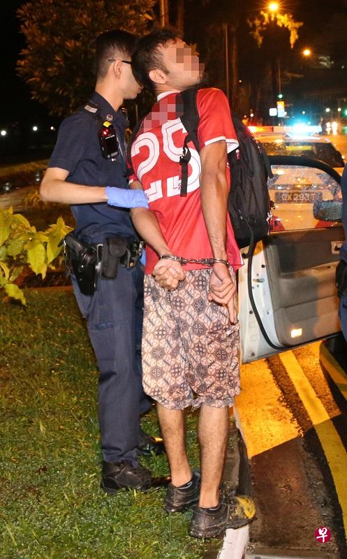 红衣男向记者扮鬼脸,猛比“1”和“0”手势。(刘启成 摄影) 红衣男向记者扮鬼脸,猛比“1”和“0”手势。(刘启成 摄影)