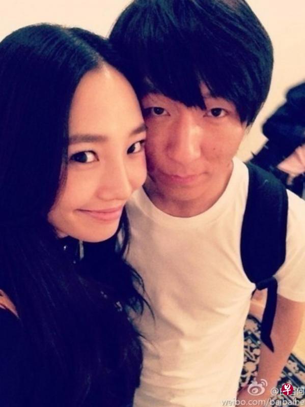 ←白百何(左)出轨门,丈夫陈羽凡日前喝醉后发现狗仔跟拍,脱序砸爆采访车车窗(上图)。(微博图、全民星探图) ←白百何(左)出轨门,丈夫陈羽凡日前喝醉后发现狗仔跟拍,脱序砸爆采访车车窗(上图)。(微博图、全民星探图)