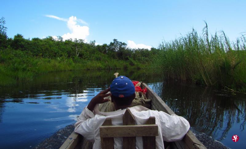 乘坐传统独木舟畅游普拉塔诺河生物圈保护区。 乘坐传统独木舟畅游普拉塔诺河生物圈保护区。
