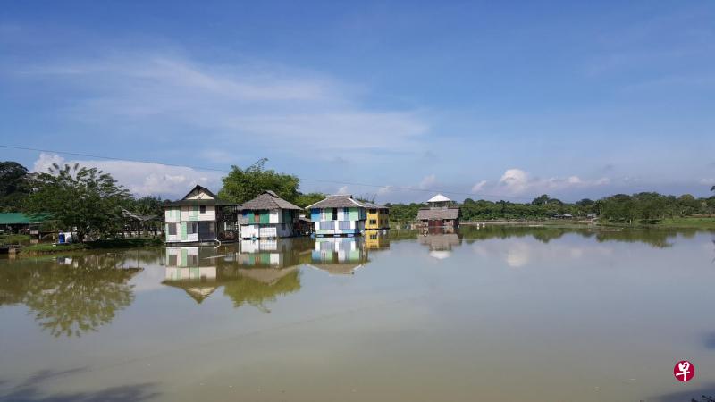 五颜六色的浮动度假屋点缀着加亨有机稻米农场的湖畔，玩飞狐时也会越过这湖面。