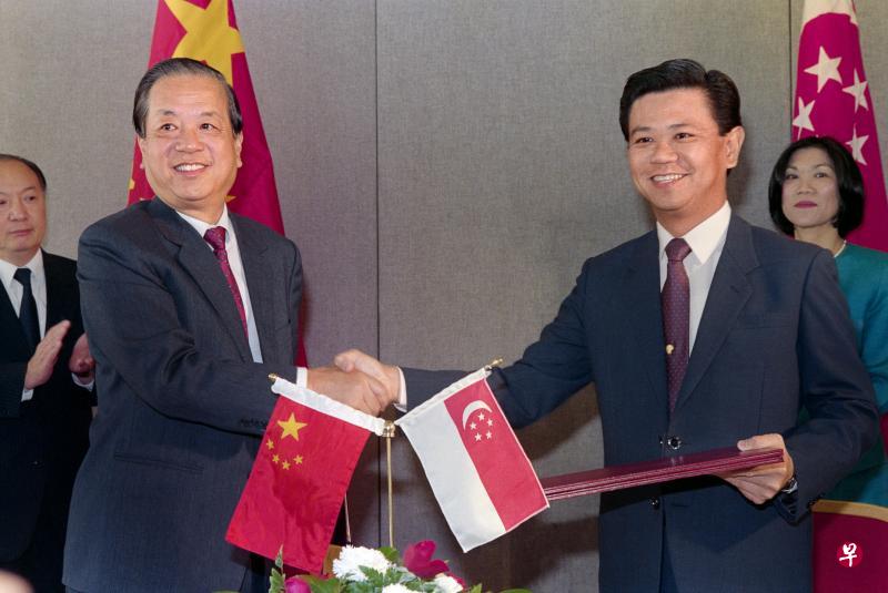 1990年10月3日,时任中国外长钱其琛(左二)同我国时任外长黄根成,在联合国签署建立大使级外交关系协议,两国关系从此全面正常化。(档案照片) 1990年10月3日,时任中国外长钱其琛(左二)同我国时任外长黄根成,在联合国签署建立大使级外交关系协议,两国关系从此全面正常化。(档案照片)