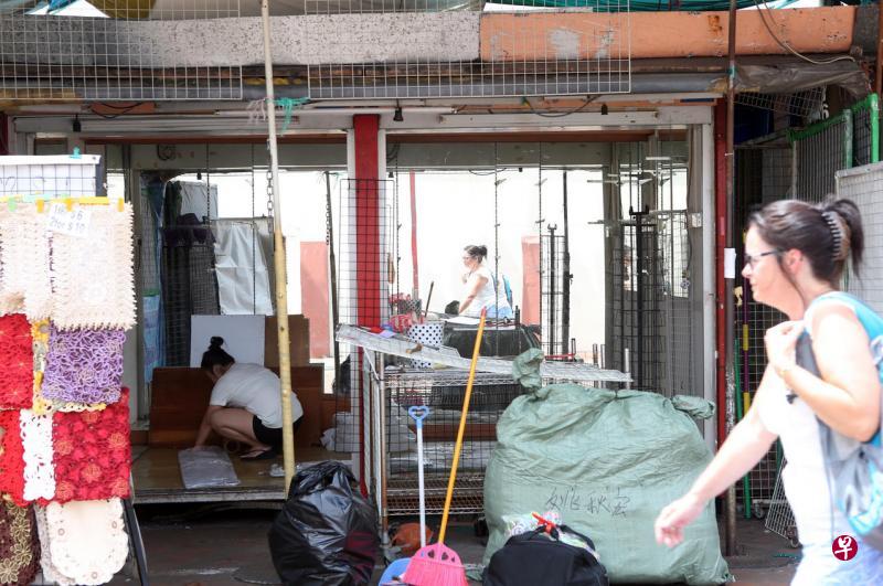 不少在宝塔街营业的摊主前天下午已为翻新工程收拾好摊位,准备在下来几周休业。(邝启聪摄) 不少在宝塔街营业的摊主前天下午已为翻新工程收拾好摊位,准备在下来几周休业。(邝启聪摄)