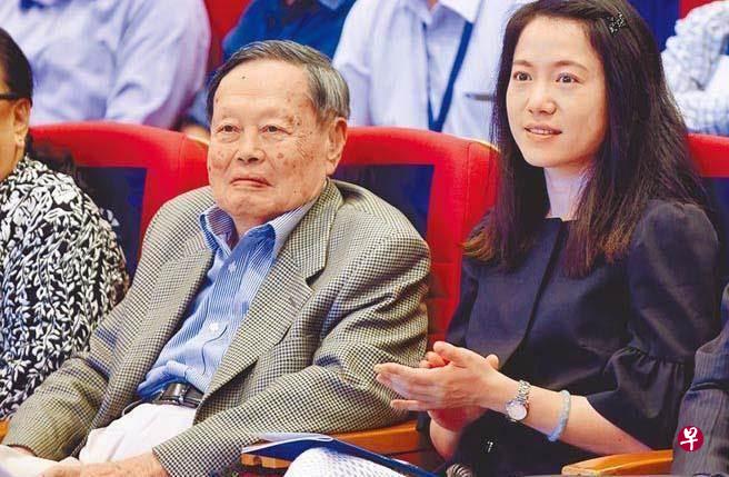 杨振宁(左)与夫人翁帆(右)在2015年一同公开露面。(图/中新社) 杨振宁(左)与夫人翁帆(右)在2015年一同公开露面。(图/中新社)