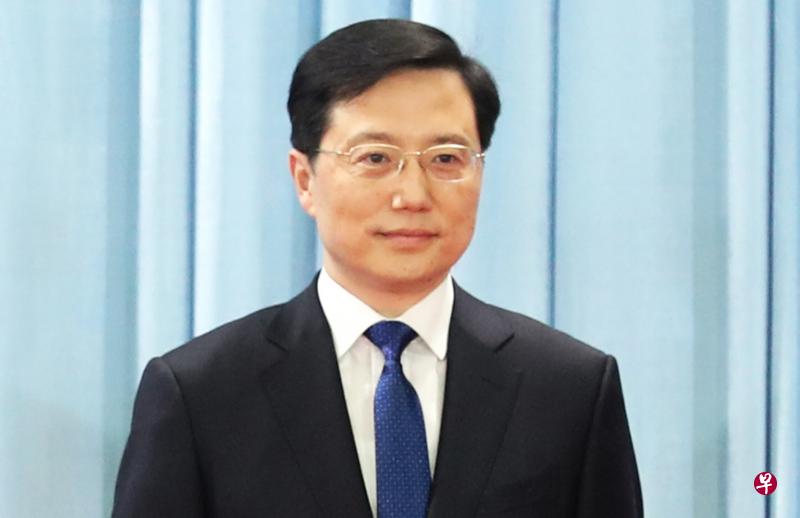 诸葛宇杰出生于1971年5月,他当选上海市委常委,由此成为中国最年轻的省级常委。(中新社) 诸葛宇杰出生于1971年5月,他当选上海市委常委,由此成为中国最年轻的省级常委。(中新社)
