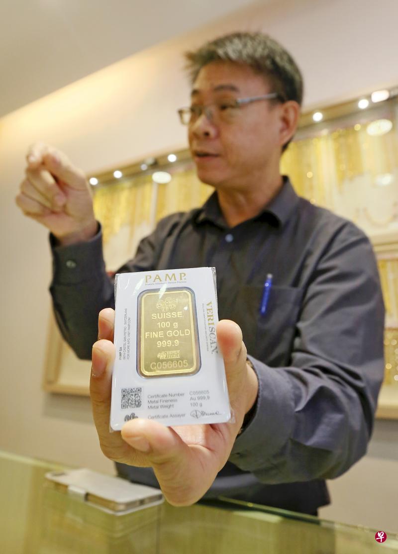 识破青年诡计的盛兴当职员黄锦德接受本报访问。